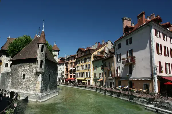 Abri Piscine Rétractable Spécialiste abri de piscine Annecy