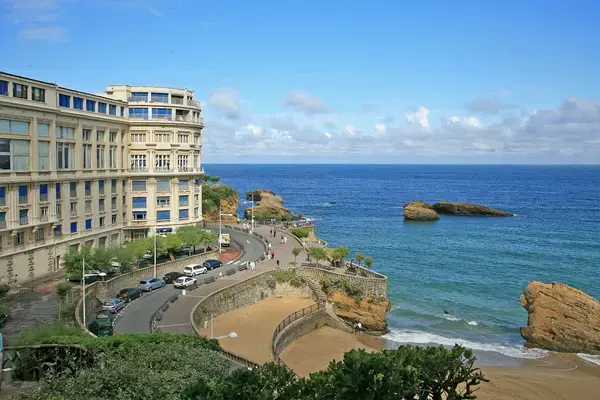 Abri Piscine Rétractable Spécialiste abri de piscine Biarritz