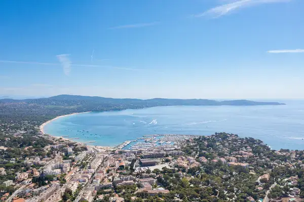 Abri Piscine Rétractable Spécialiste abri de piscine Cavalaire-sur-Mer