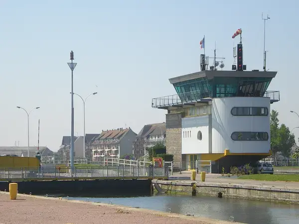 Abri Piscine Rétractable Spécialiste abri de piscine Ouistreham