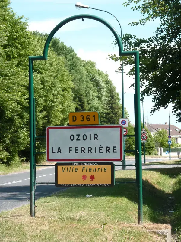 Abri Piscine Rétractable Spécialiste abri de piscine Ozoir-la-Ferrière