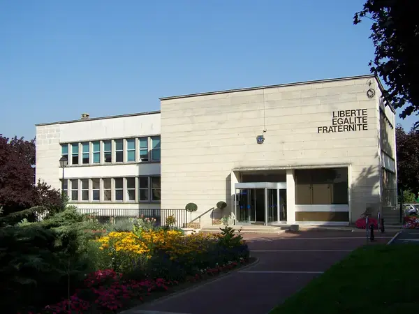Abri Piscine Rétractable Spécialiste abri de piscine Saint-Cyr-l'École